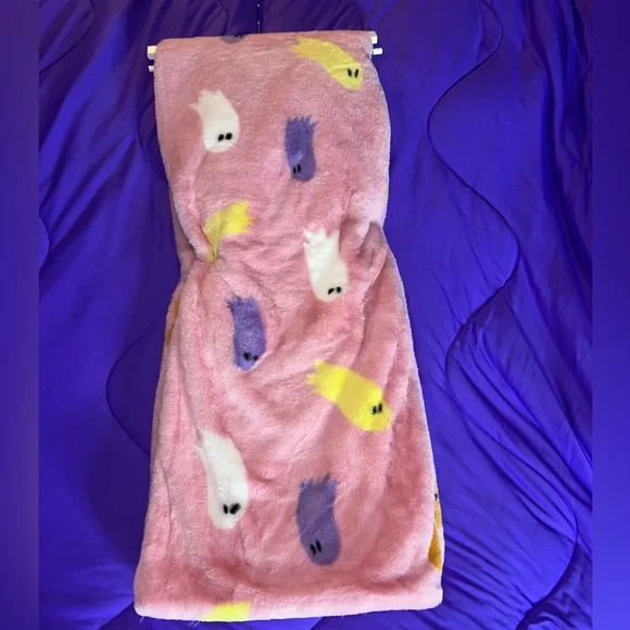 Storehouse -seasonal- Pink Ghost Faux Fur Throw NWT - Picture 3 of 4